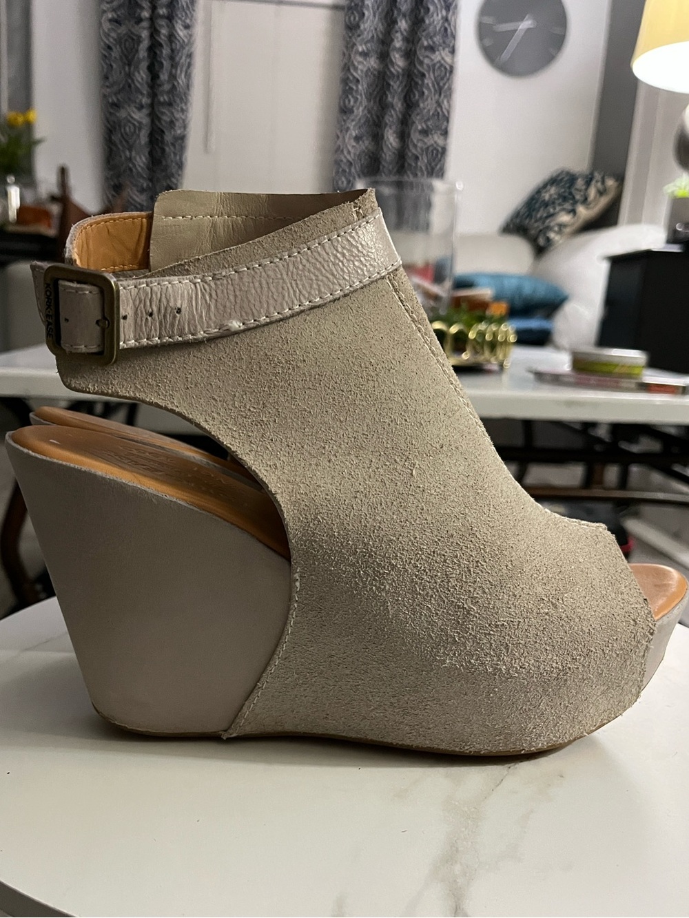 Kork ease Taupe Suede Wedge Peep-Toe Sandal